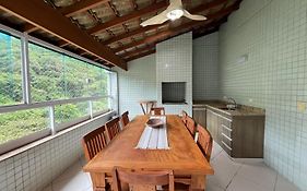 Cobertura 3 suítes com Ar condicionado, 300 metros da Praia Grande, Piscina, Wi-fi, Sauna